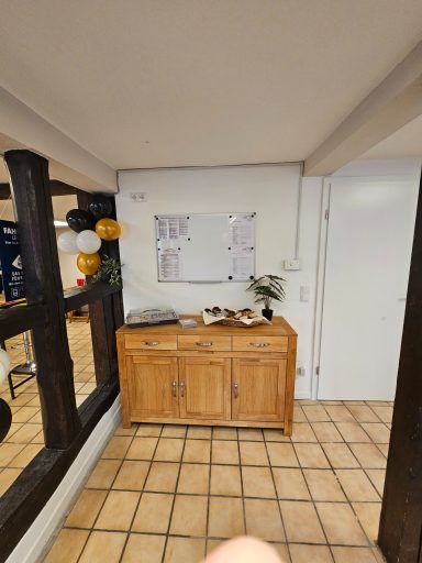 Eingangsbereich der Fahrschule mit Fachwerk und Sideboard